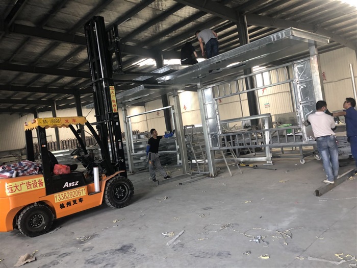 公交候車亭組裝調(diào)試中